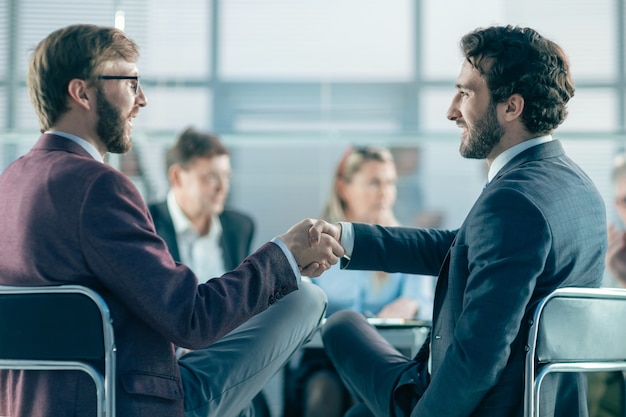 De cerca. colegas de negocios dándose la mano. foto con espacio de copia