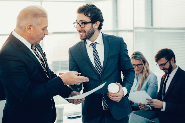 Cerca de colegas de negocios discutiendo buenas noticias