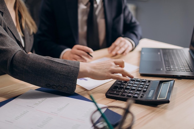 Foto cerca de colegas de negocios que trabajan en la oficina