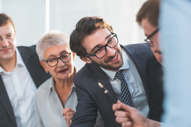 De cerca. colegas de negocios sonrientes discutiendo nuevas ideas. el concepto de trabajo en equipo