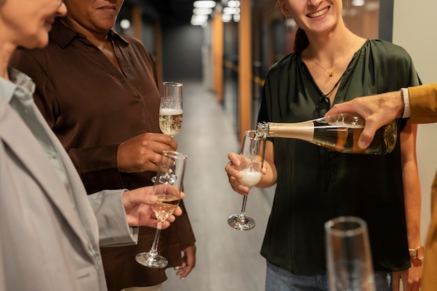 Cerca de colegas sonrientes con bebidas