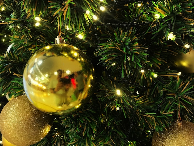 Cerca de colorido, árbol de Navidad decorado, bolas de Navidad y luces