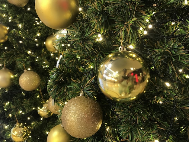 Cerca de colorido, árbol de Navidad decorado, bolas de Navidad y luces