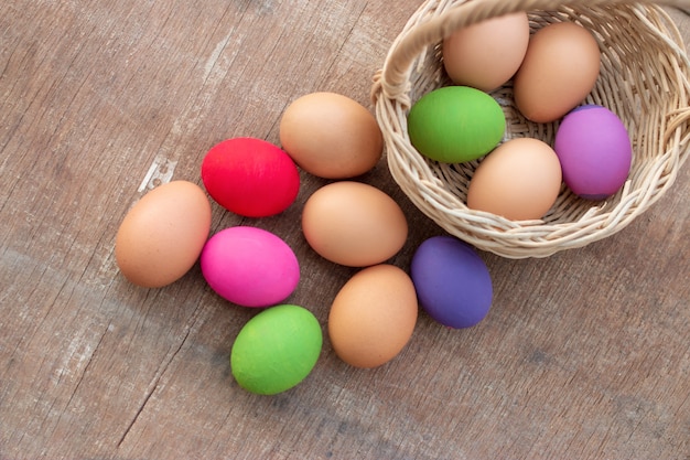 Cerca de coloridos huevos de Pascua