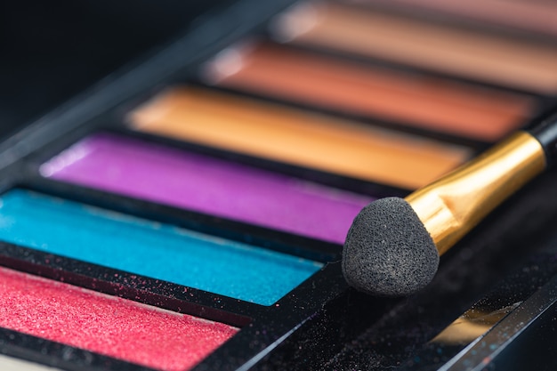 Cerca de coloridos productos de maquillaje