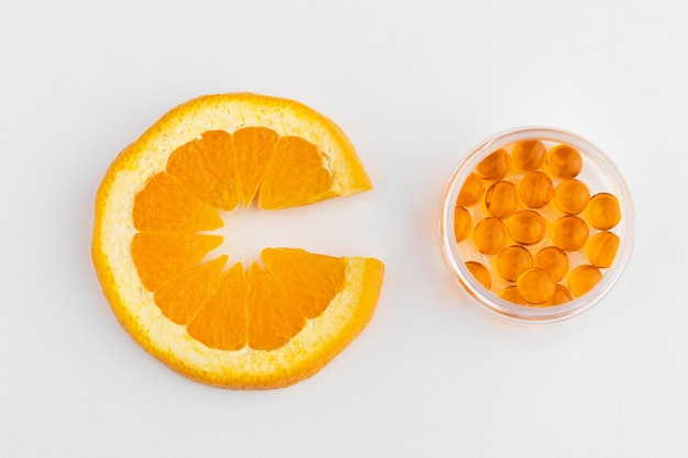 Foto de cerca los complementos alimenticios con naranja