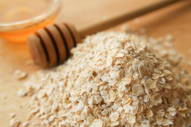 Cerca de copos de avena y miel en una mesa de madera