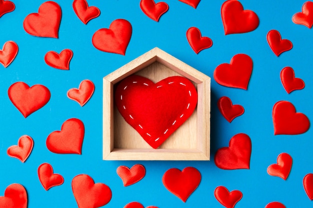 Cerca del corazón rojo en una casa de madera decorada con pequeños corazones