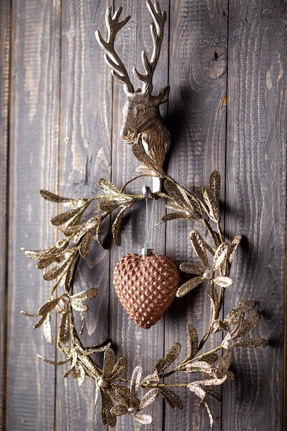 Cerca de una corona de Navidad con una decoración.