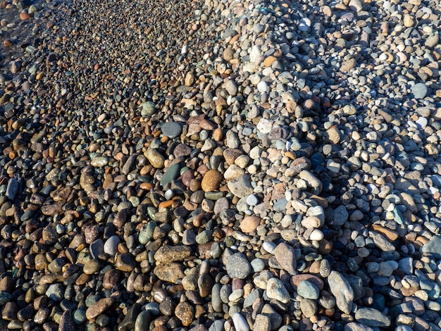 Cerca de la costa del mar La orilla está cubierta de guijarros