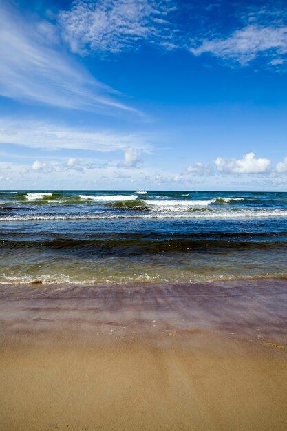 Foto cerca de la costa del mar