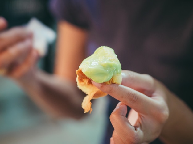 Cerca de cremosos bollos rellenos.