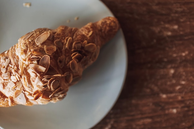 Cerca de croissant casero servido en el plato