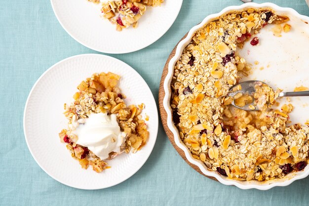 Cerca de crumble de manzana y pera con helado