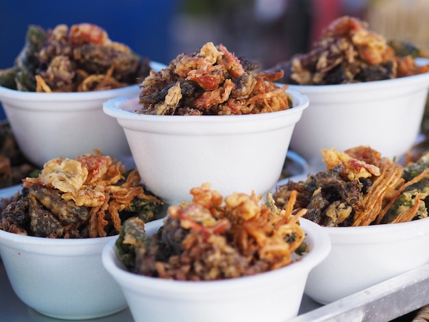 De cerca los cuencos blancos de verduras tempura mixta.