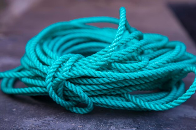 Cerca de una cuerda verde en un barco de pesca en el puerto