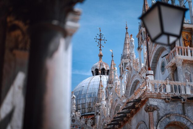 Cerca de la cúpula de San Marcos en la parte superior de la Basílica de San Marcos La Basílica de San Marcos en Venecia Italia Fachada detallada contra el cielo azul Italia Europa