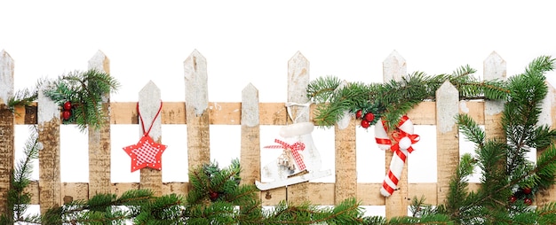 Foto cerca de madeira com decoração de natal