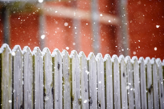 Cerca de madeira da vila no inverno e na neve