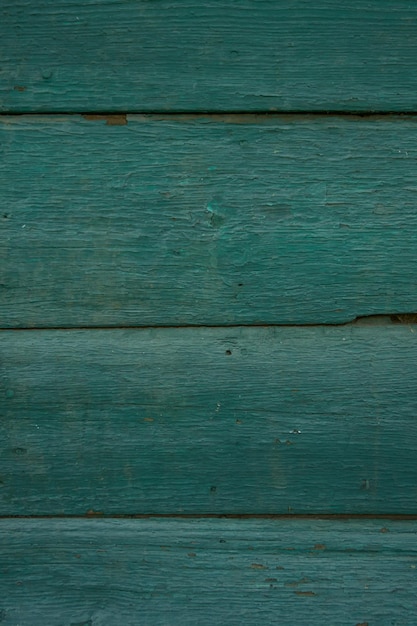 cerca de madeira velha pintada com tinta verde rachada do tempo