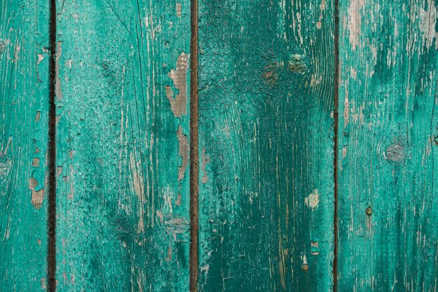 cerca de madeira velha pintada com tinta verde rachada do tempo