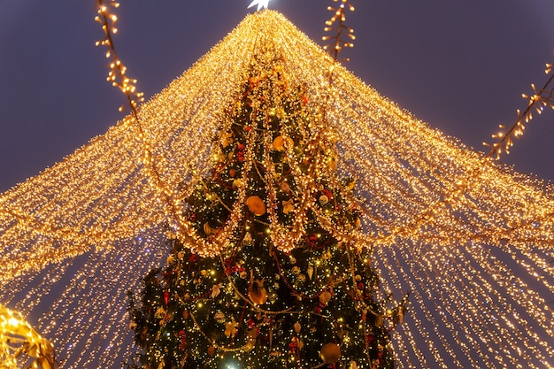 Cerca de la decoración del árbol de Navidad con adornos y guirnaldas.