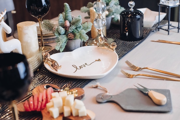 Cerca de la decoración de la mesa de Año Nuevo en casa