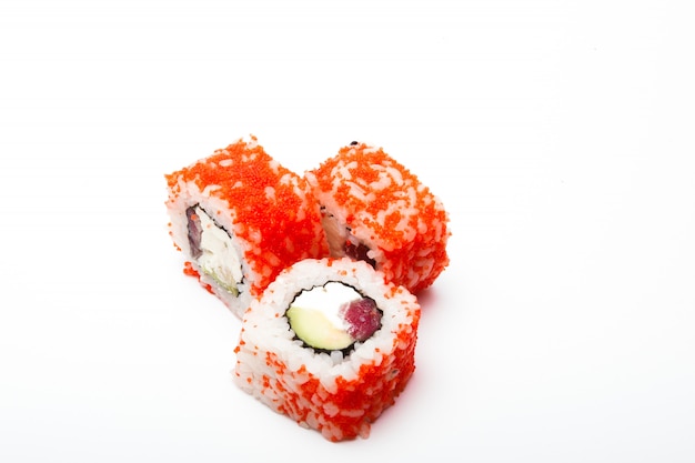 Cerca de deliciosa comida japonesa con sushi roll