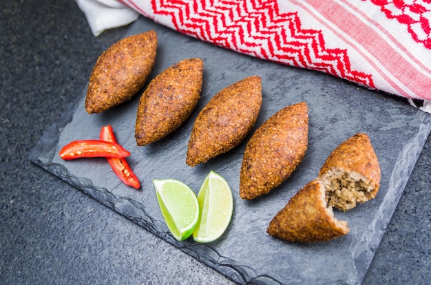 De cerca la deliciosa comida libanesa llamada kibbeh