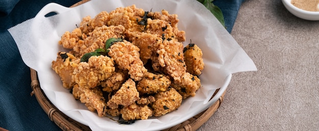 Cerca de la deliciosa comida de pollo con palomitas de maíz frito en Taiwán para el famoso manjar de comida callejera del mercado nocturno.