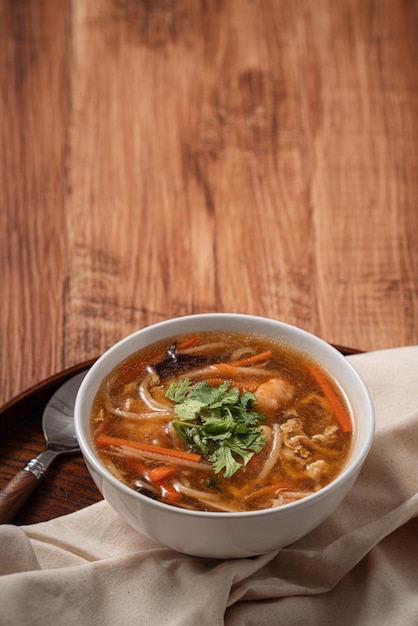 Cerca de deliciosa sopa espesa tradicional con bola de carne de camarón y verduras en Taiwán.