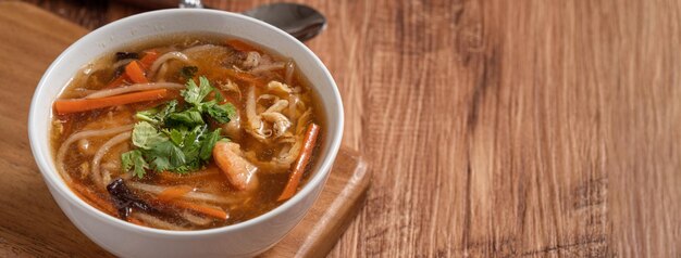 Cerca de deliciosa sopa espesa tradicional con bola de carne de camarón y verduras en Taiwán.