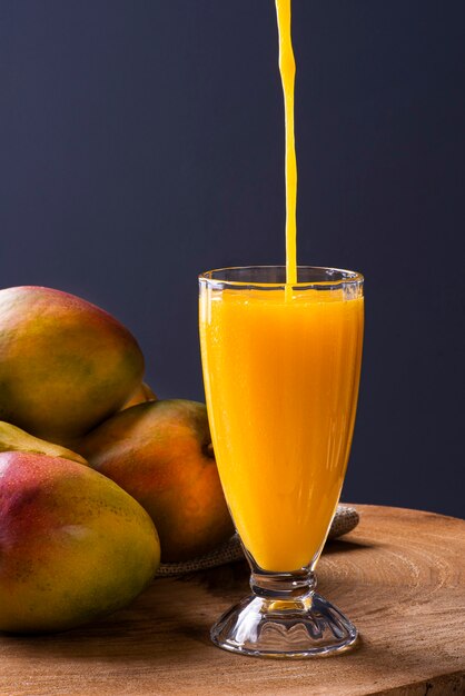 Cerca de deliciosas y maduras frutas de mango con jugo