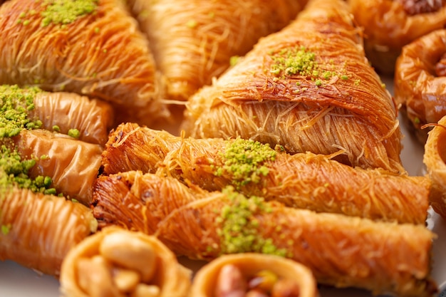 Cerca de delicioso baklava en un buffet de hotel