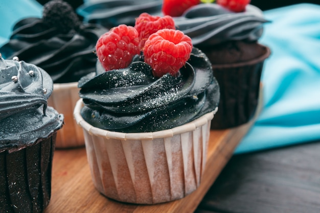 Cerca de unos deliciosos cupcakes gourmet glaseados con una variedad de sabores glaseados