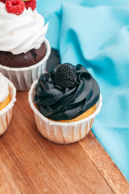 Cerca de unos deliciosos cupcakes gourmet glaseados con una variedad de sabores glaseados