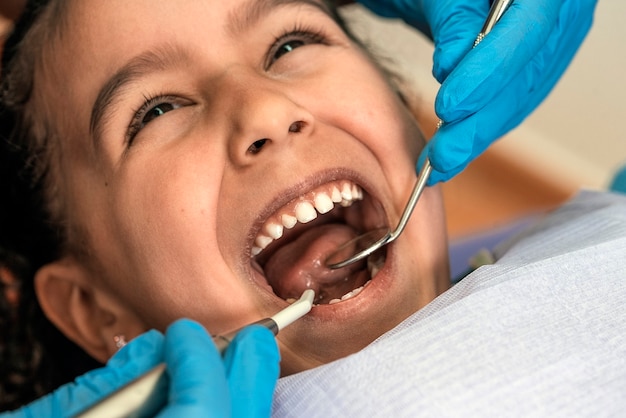 Cerca del dentista durante una intervención dental con un paciente. Concepto de dentista