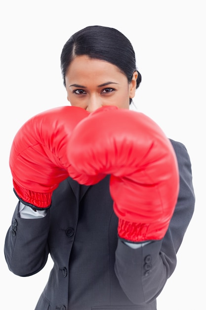 Cerca de dependienta beligerante con guantes de boxeo