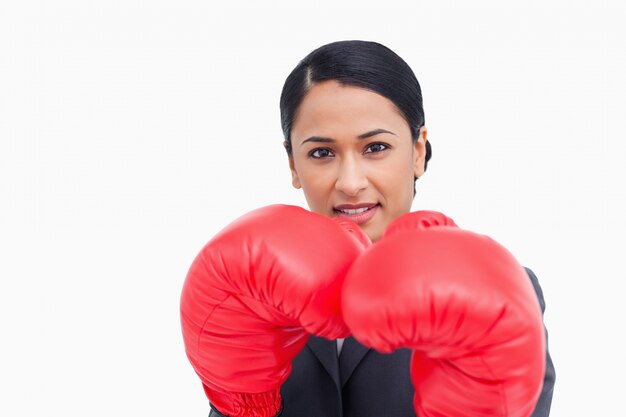 Cerca de dependienta confía con guantes de boxeo