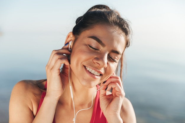 Cerca de una deportista satisfecha escuchando música