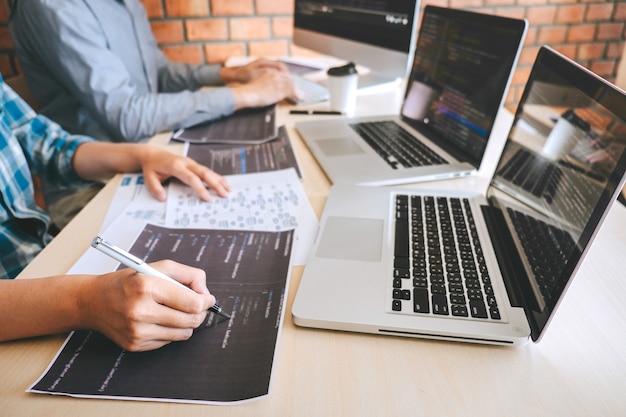 Foto cerca de desarrolladores de software trabajando juntos