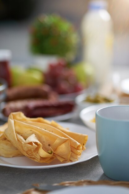 Cerca de desayuno latino en el concepto de ideas de desayuno de la mañana de mesa