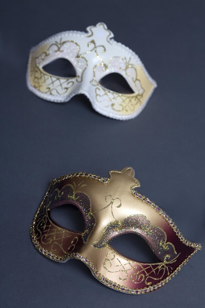 Cerca de dos hermosas máscaras de carnaval sobre fondo gris