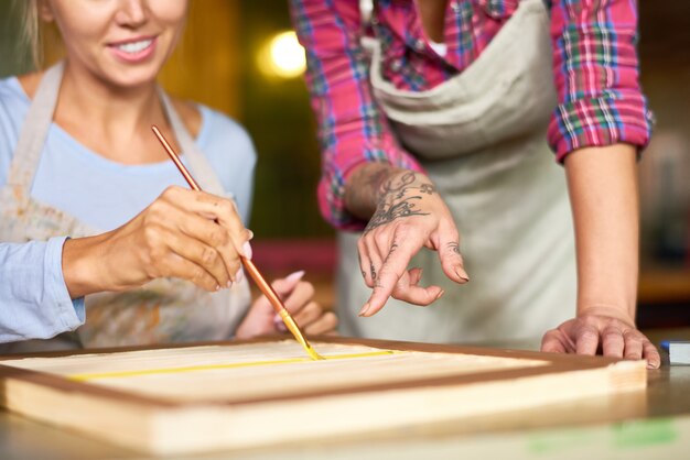 Foto cerca de dos mujeres pintando en art studio