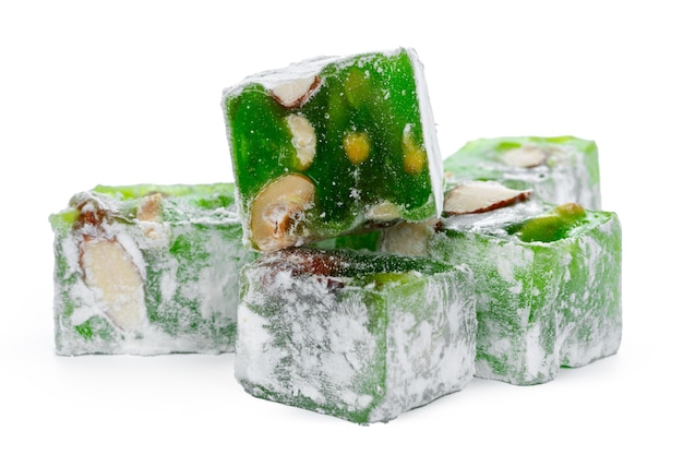 Cerca de dulces delicias turcas verdes aislado en blanco