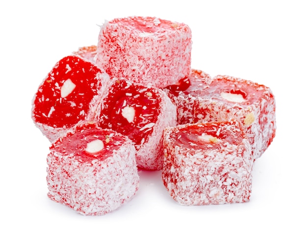 Cerca de dulces rojos delicias turcas aislado en blanco