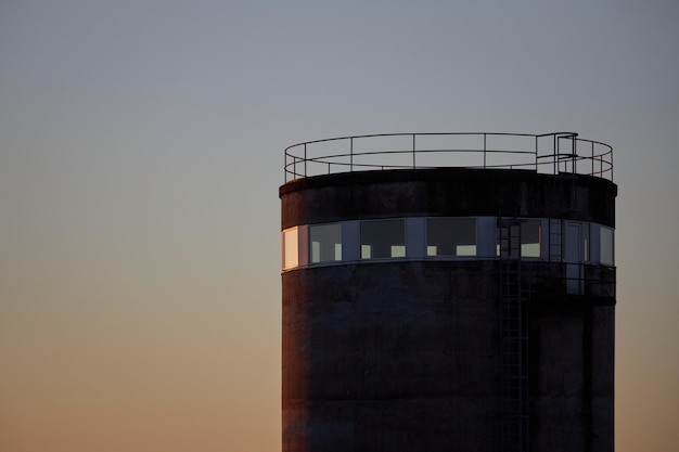 Cerca del edificio del cilindro con puesta de sol