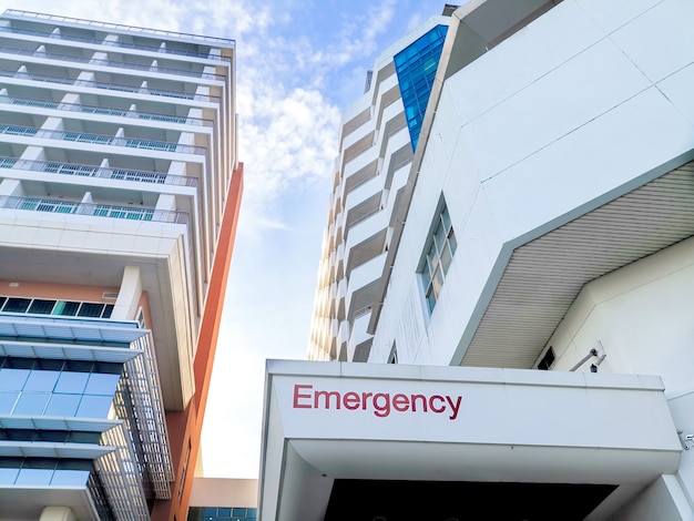 Cerca del edificio del hospital de emergencia.