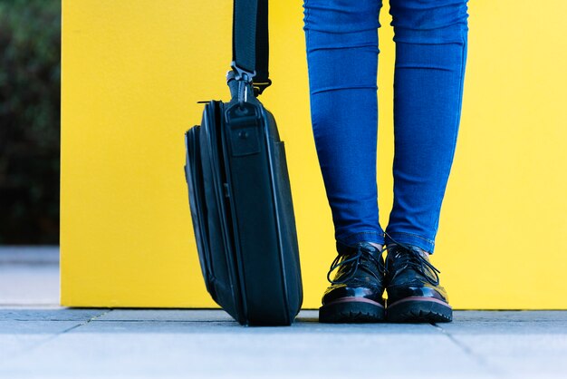 Cerca de elegantes zapatos femeninos. Concepto de calzado.