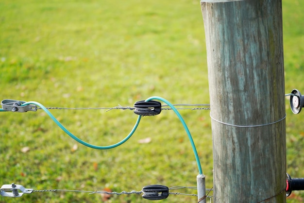 Foto cerca elétrica a partir da qual a eletricidade é carregada